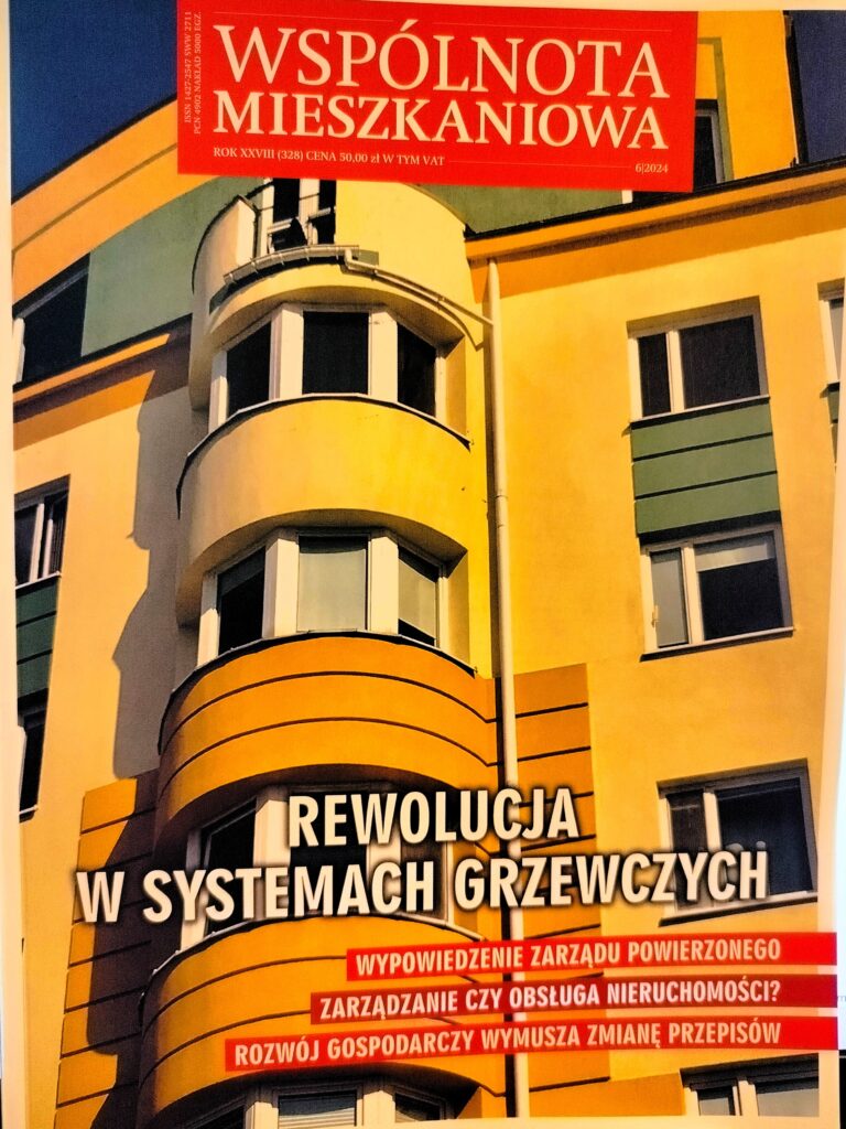 Okładka magazynu. Widok na elewację odnowionego budynku - elewacja w kolorze zielono-żółto-pomarańczowym.